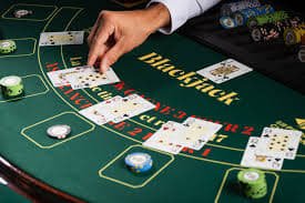 link dolantogel app home screen showing slot game tiles and live casino options